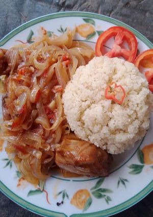 Une photo de Attiéké pâte de poulet 🍗