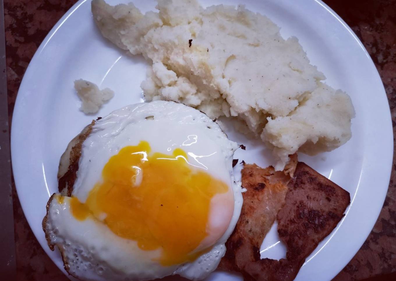 Hamburguesa al plato con puré cremoso