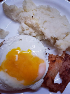 Una foto de Hamburguesa al plato con puré cremoso