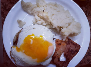 Una foto de Hamburguesa al plato con puré cremoso