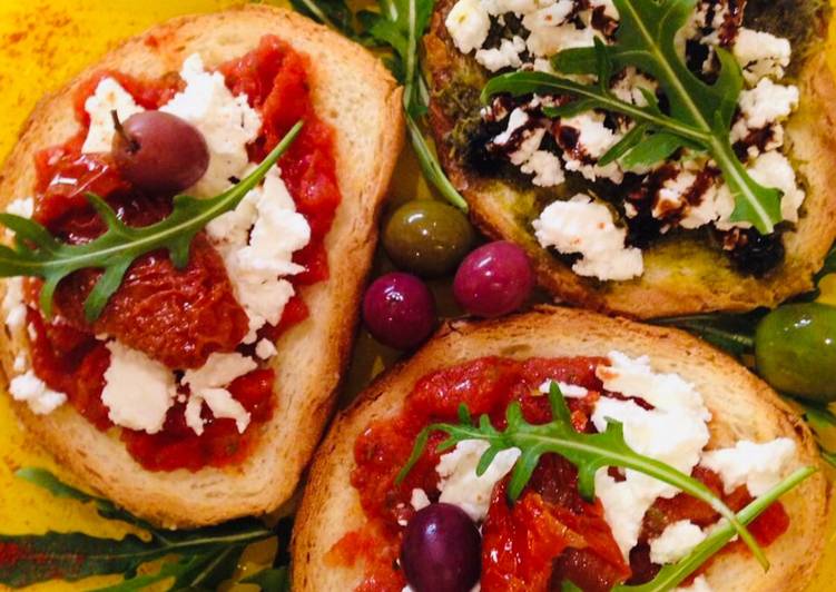 Брускетта - бутерброд с помидором, оливковым маслом и моцареллой