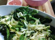 Una foto de ensalada con pomelo