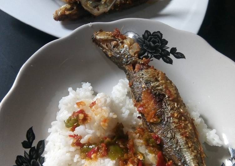 Langkah Mudah untuk Menyiapkan Ikan goreng jadoel vs sambal bawang siram minyak dadakan yang Lezat