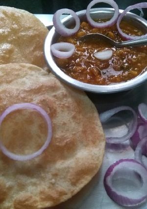 A picture of Sama rice,wheat atta ki poori with white matar.