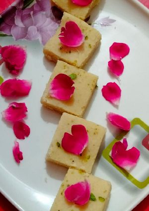 मावा बर्फी(mawa barfi recipe in hindi) रेसिपी मुख्य फोटो