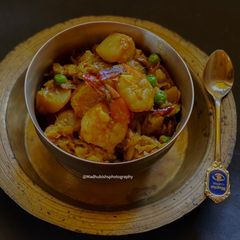 A picture of Bandhakopi’r Ghonto Chingri diye (Cabbage Ghonto with prawns).