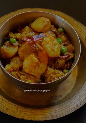 A picture of Bandhakopi’r Ghonto Chingri diye (Cabbage Ghonto with prawns).