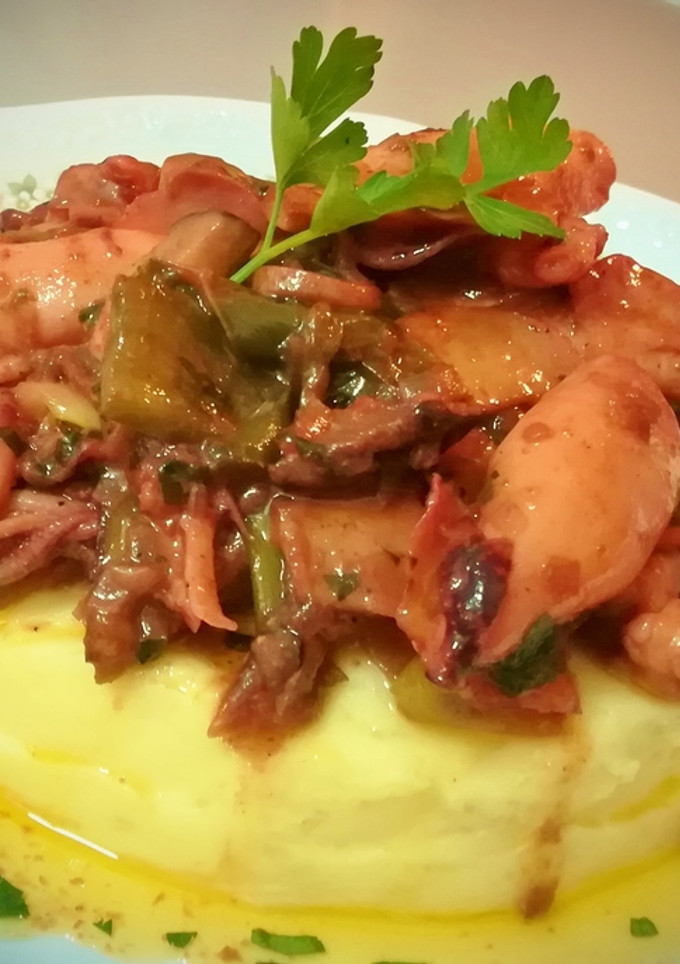 Una foto de Chipirones con ajetes y pimiento verde