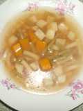 Sopa ligera con vegetales y pasta