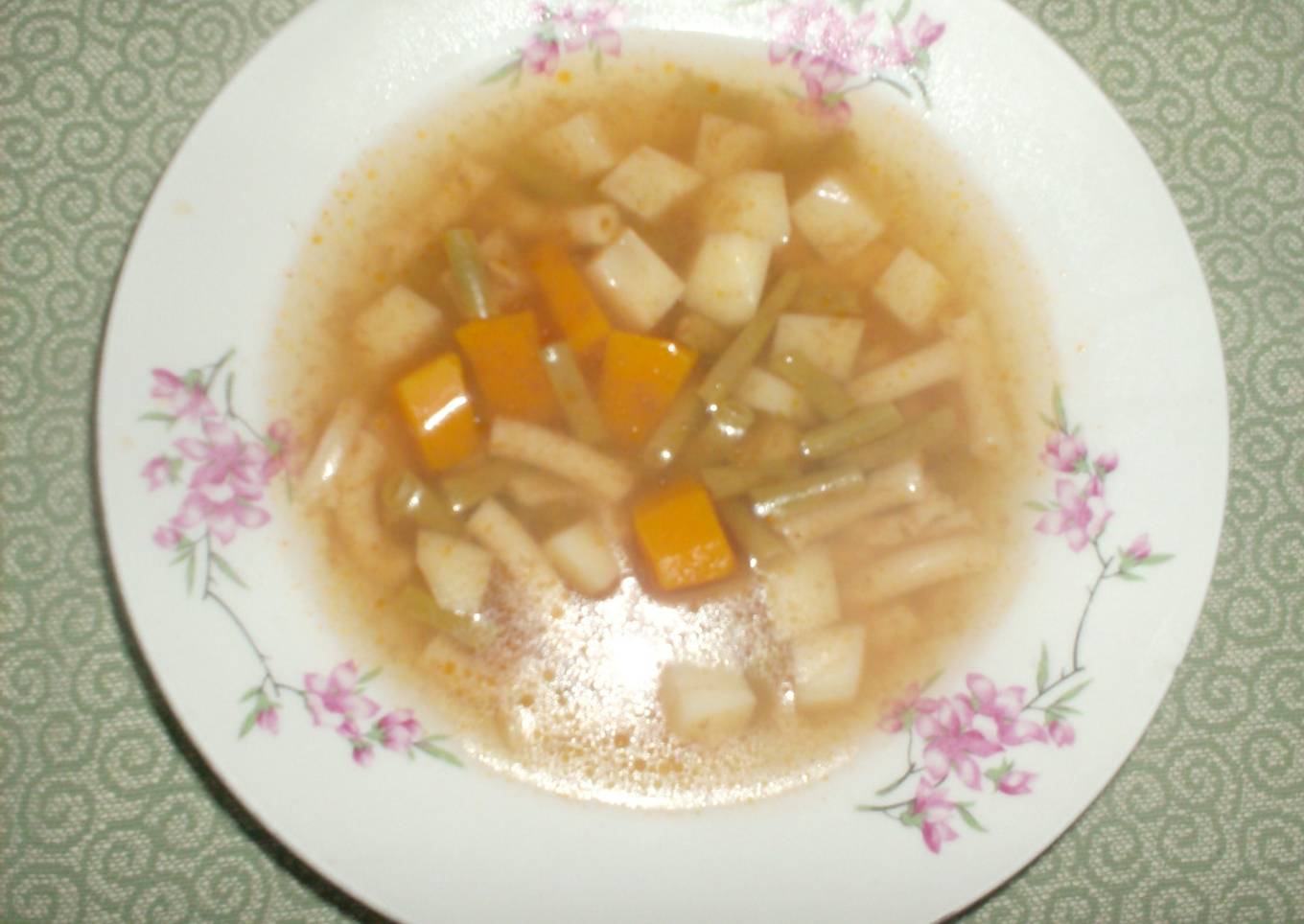 Sopa ligera con vegetales y pasta