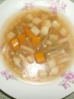 Una foto de Sopa ligera con vegetales y pasta