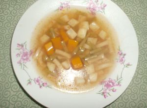 Una foto de Sopa ligera con vegetales y pasta