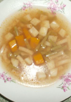 Una foto de Sopa ligera con vegetales y pasta
