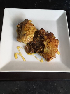 Una foto de Pollo encebollado a la miel y mostaza