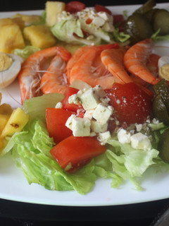 Una foto de Ensalada de gambas y queso