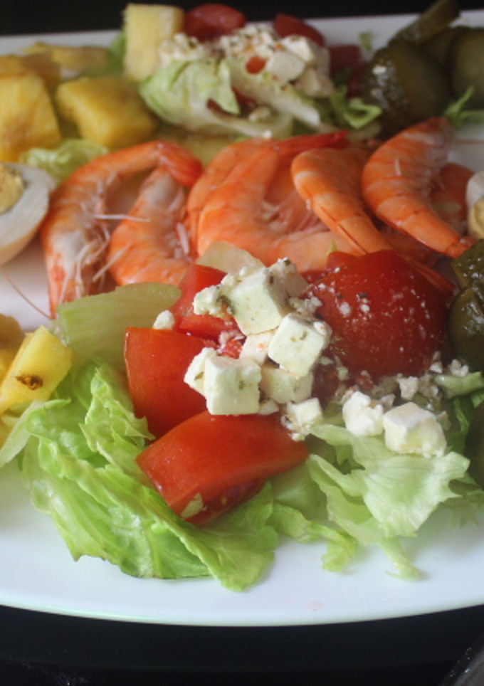 Una foto de Ensalada de gambas y queso