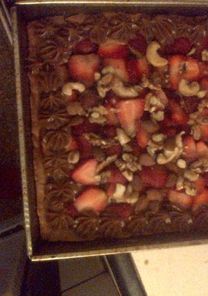 Una foto de Tarta de frutillas dulce de leche y frutos secos