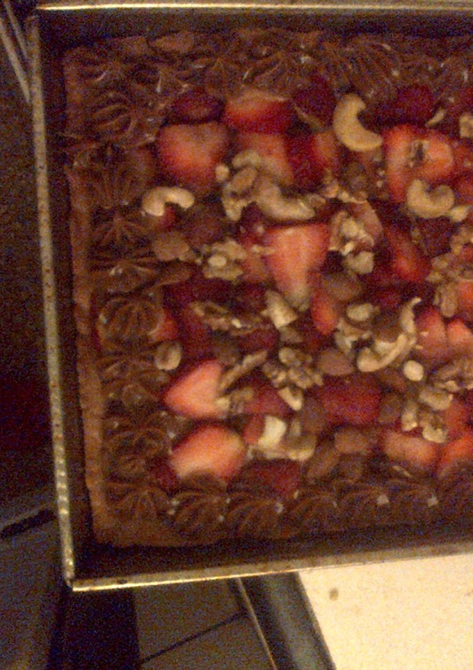 Una foto de Tarta de frutillas dulce de leche y frutos secos