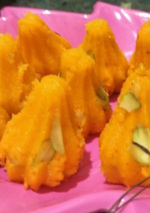 आम्रखंड मोदक (amrakhanda modak recipe in marathi) रेसिपी चे मुख्य फोटो 
