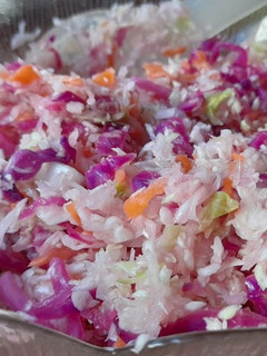 Una foto de Coleslaw, ensalada de repollo y zanahoria