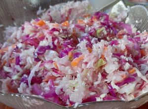 Una foto de Coleslaw, ensalada de repollo y zanahoria