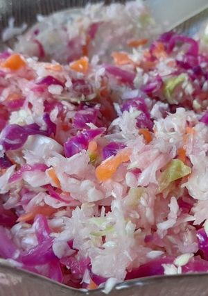 Una foto de Coleslaw, ensalada de repollo y zanahoria