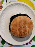 Bocata de tortilla con paté de cebolla y algas chlorella
