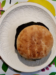 Una foto de Bocata de tortilla con paté de cebolla y algas chlorella