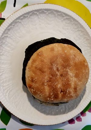 Una foto de Bocata de tortilla con paté de cebolla y algas chlorella
