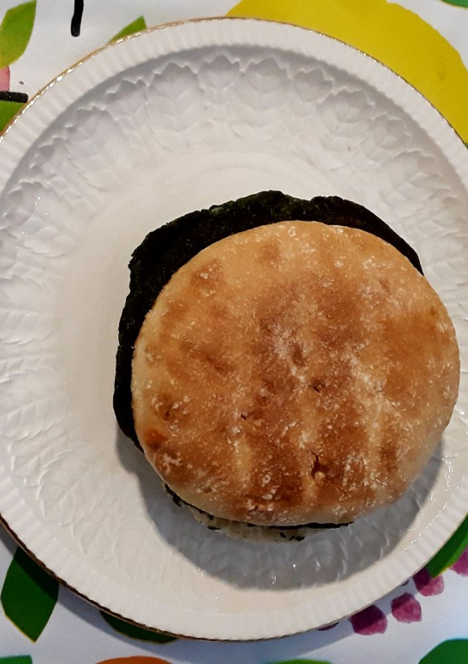 Una foto de Bocata de tortilla con paté de cebolla y algas chlorella