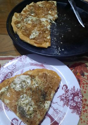 Una foto de Pizza de cebolla y queso (fugazzetta)