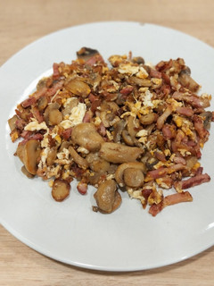 Una foto de Revuelto de bacon con champiñón laminado y cebolla frita