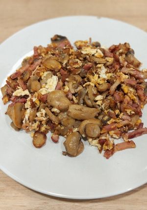 Foto principal de Revuelto de bacon con champiñón laminado y cebolla frita