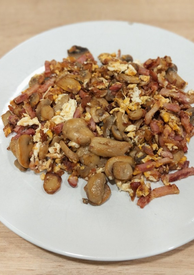Una foto de Revuelto de bacon con champiñón laminado y cebolla frita