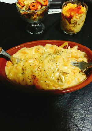 Una foto de Papas con salsa de queso 🧀