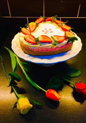 A picture of Strawberry cheese cake 🍰.
