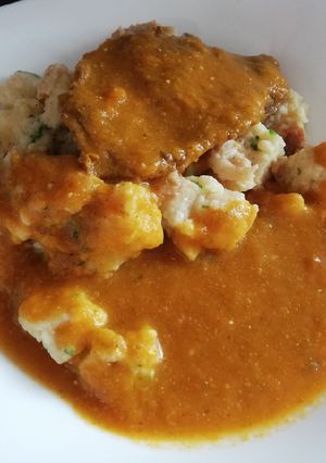 Vadas zsemlegombóccal recept fotója