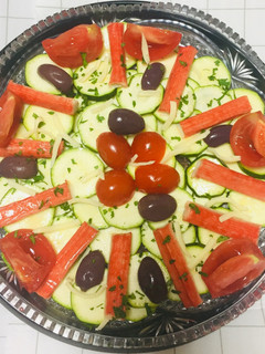 Una foto de Carpaccio de Calabacín con Surimi, Tomate, Aceituna