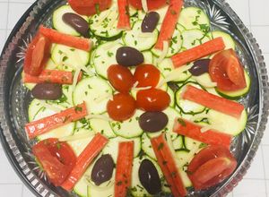 Una foto de Carpaccio de Calabacín con Surimi, Tomate, Aceituna