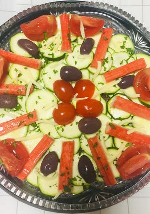 Una foto de Carpaccio de Calabacín con Surimi, Tomate, Aceituna