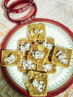 बेसन की नारियल बर्फी (Besan ki nariyal barfi recipe in Hindi) रेसिपी मुख्य फोटो