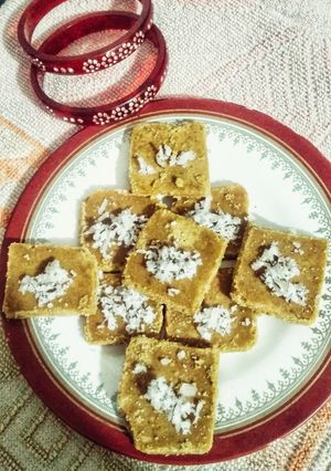 बेसन की नारियल बर्फी (Besan ki nariyal barfi recipe in Hindi) रेसिपी मुख्य फोटो