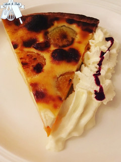 Una foto de Clafouti de damascos y crema chantillí