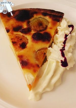 Una foto de Clafouti de damascos y crema chantillí