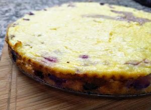 Una foto de Torta light de ricotta, manzana y frutos rojos