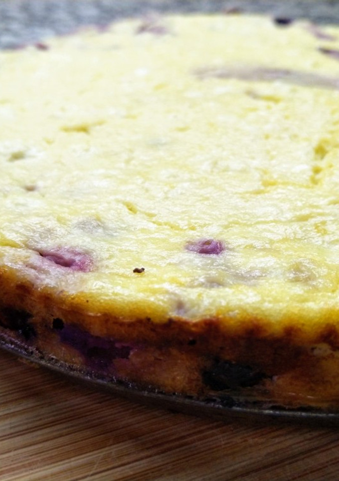 Una foto de Torta light de ricotta, manzana y frutos rojos