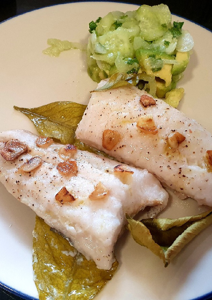 Una foto de Lomos de merluza al horno con hojas de limonero