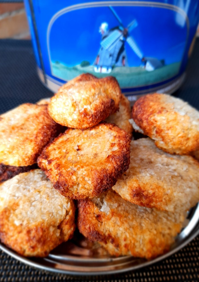 Una foto de Galletitas plátano y coco 🍌🥥