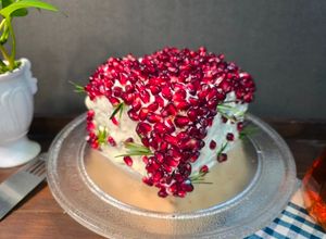 صورة لوصفة كيكة عيد ميلاد بحبوب الرمان