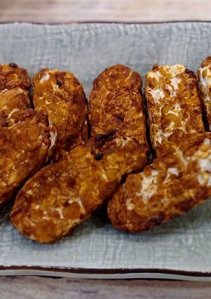 Hình của món Tempeh đậu gà ướp sốt nướng.